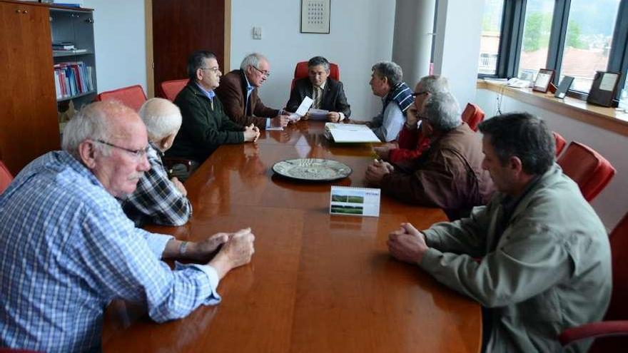 El alcalde (al fondo), con los integrantes de la asociación de trabajadores en Noruega. // Gonzalo Núñez