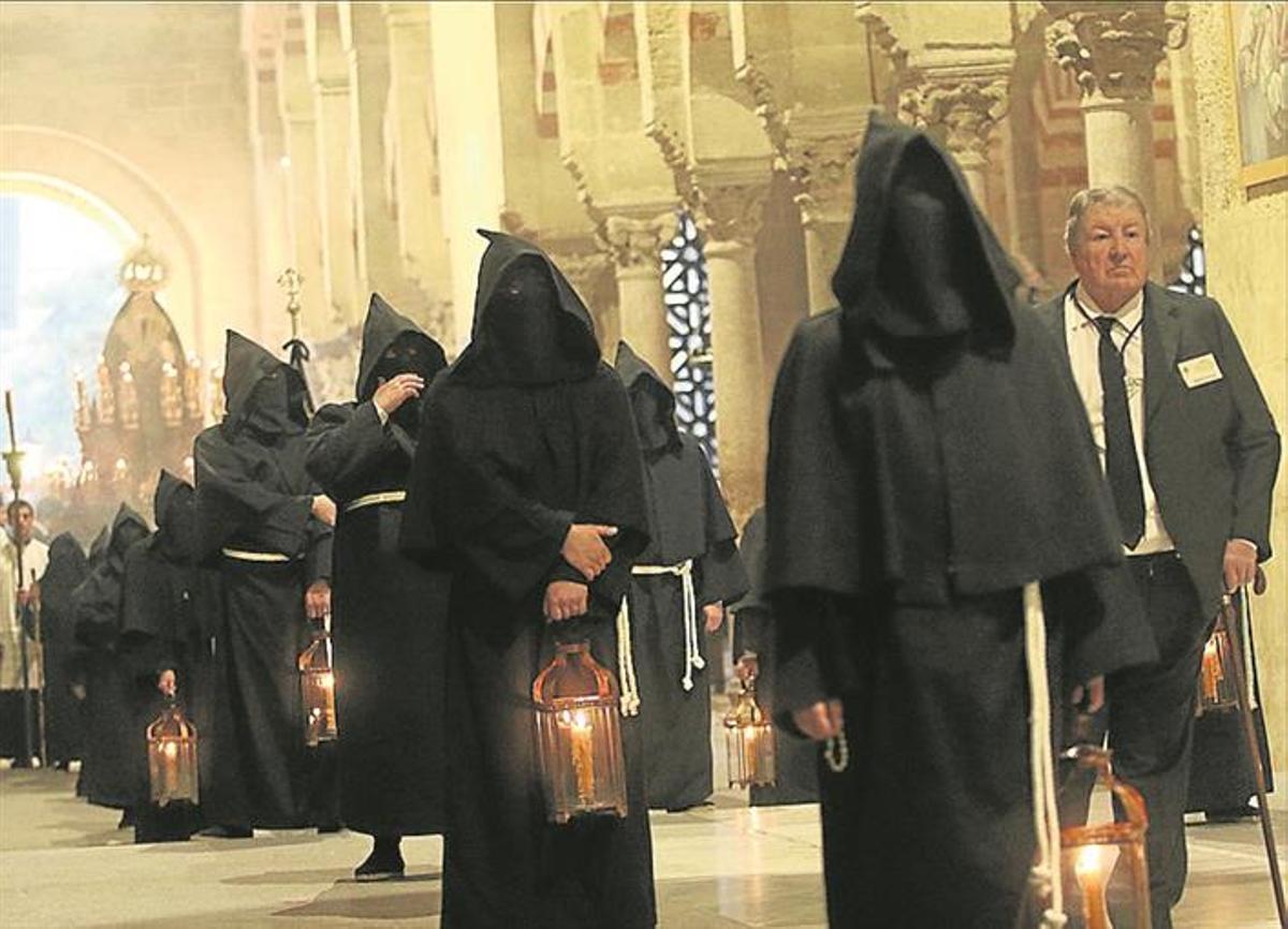 Un cálido Martes Santo para acoger a la Virgen de la Salud