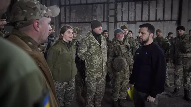 Zelenskiy entrega medallas honoríficas a soldados de Bajmut
