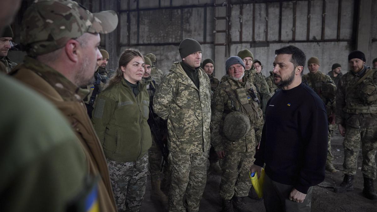 Zelenski visita el frente de Bajmut, donde las fuerzas rusas pierden empuje