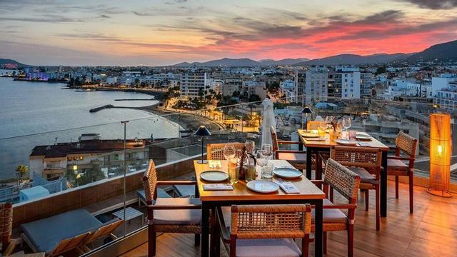 Un hotel urbano que cuenta con unas bonitas vistas de la costa de Ibiza. | | HOTEL CENIT