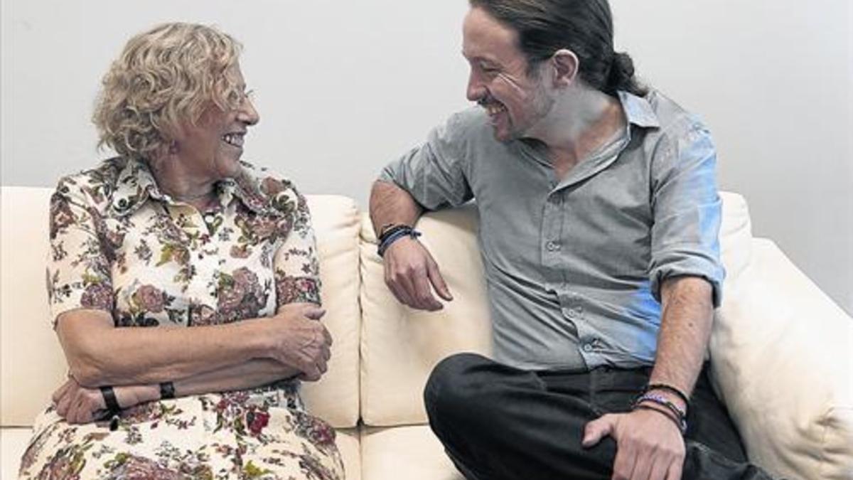 Líderes 8Manuela Carmena charla con Pablo Iglesias en julio del 2015.