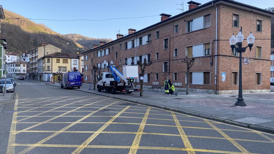 Empieza la obra del colector de Blimea, que obliga a regular el tráfico en la localidad durante dos meses