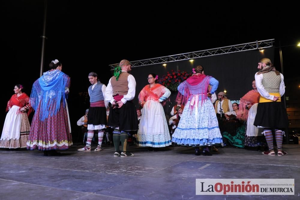 Festival de folclore en el Puente de Hierro