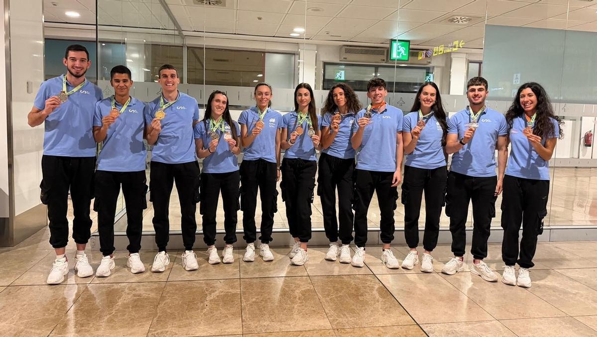 Carmen Avilés, tercera derecha, tras ganar el bronce en el Mundial de Torun.