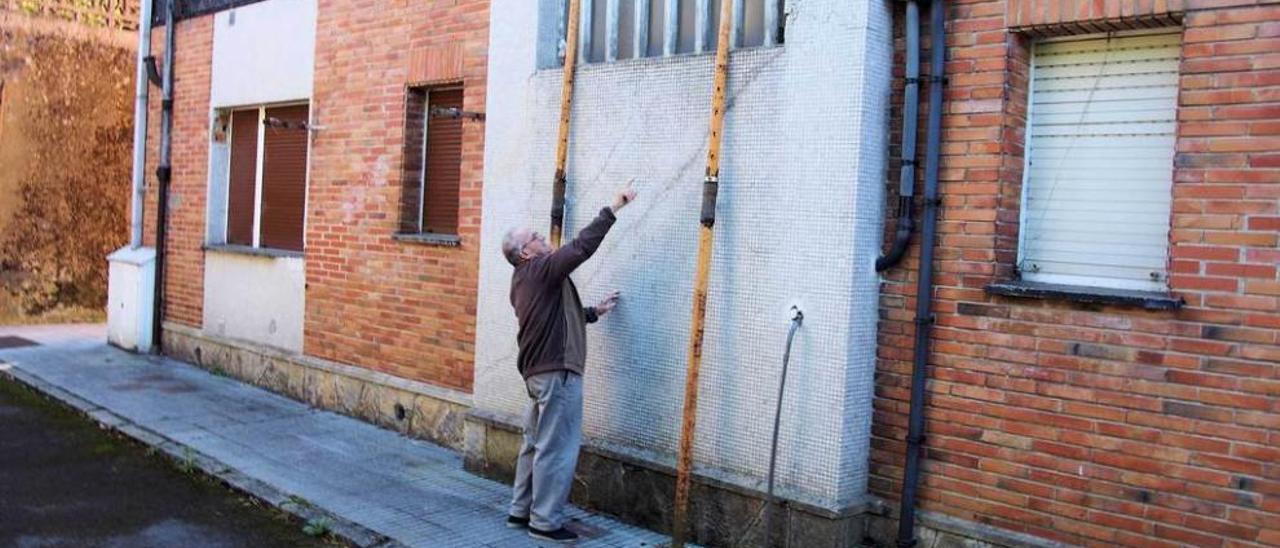 Un vecino de Pumarabule señala una de las grietas en la barriada.