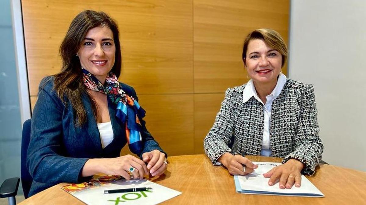 Las portavoces de Vox y PP, Idoia Ribas y Marga Duran, rubricando el acuerdo.