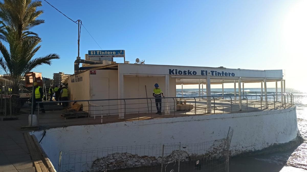 Trabajos de desmontaje y demolición del Kiosco El Tintero en la playa del Cura de Torrevieja por parte del servicio provincial de Costas