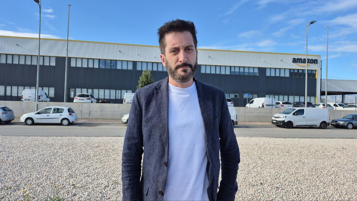 El secretario de comunicación de Podemos en la Región, Víctor Egío, a las puertas del centro logístico de Amazon en Murcia.