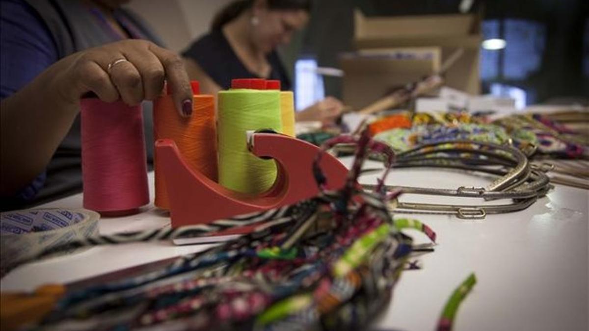 Mujeres trabajando en el taller de artesanía.