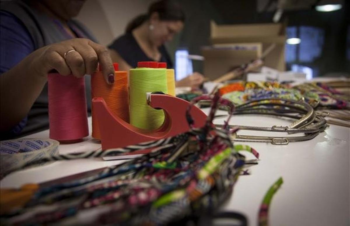 Unes dones treballen al taller d’artesania.