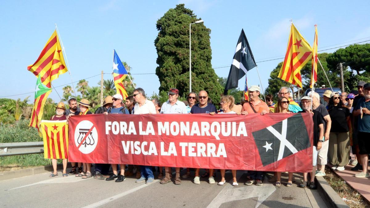 VÍDEO | Una cinquantena de persones tallen l'accés a les ruïnes d'Empúries per protestar contra la visita de la família reial
