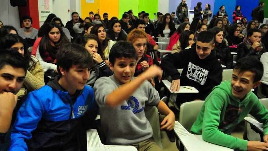 Alumnos en la charla del actor cambadés. // Iñaki Abella