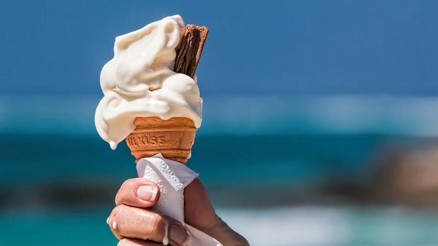 Gelat o món cruel? El divertit cartell d’una gelateria on ningú es resisteix a entrar