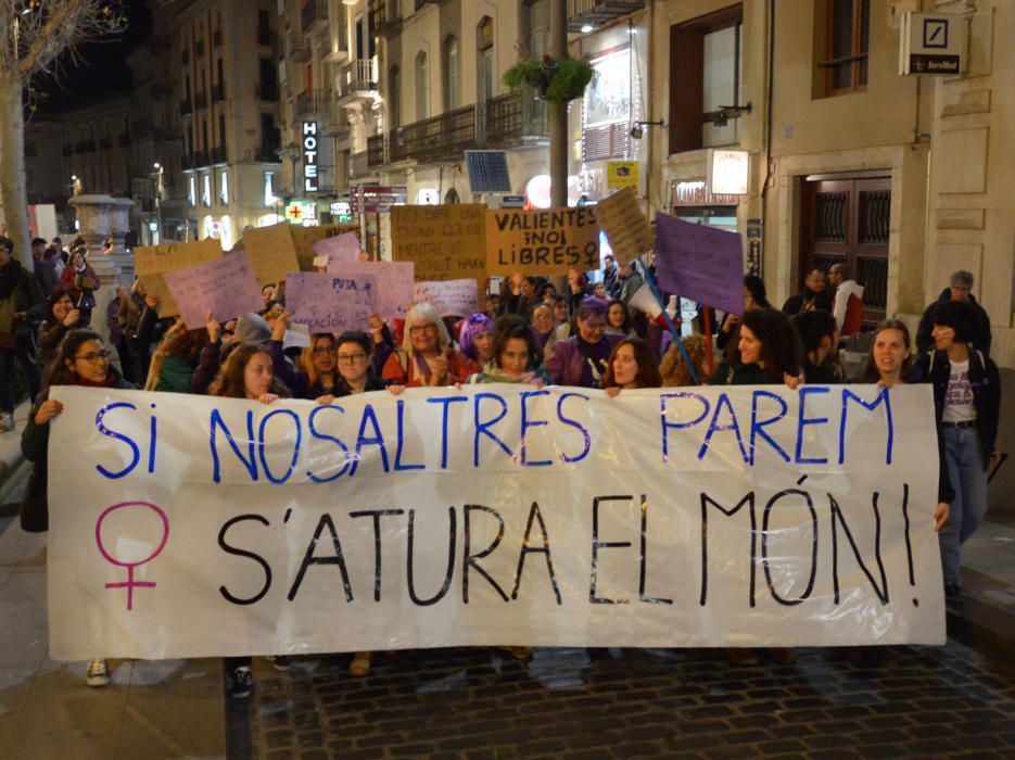 Multitudinària manifestació feminista a Girona