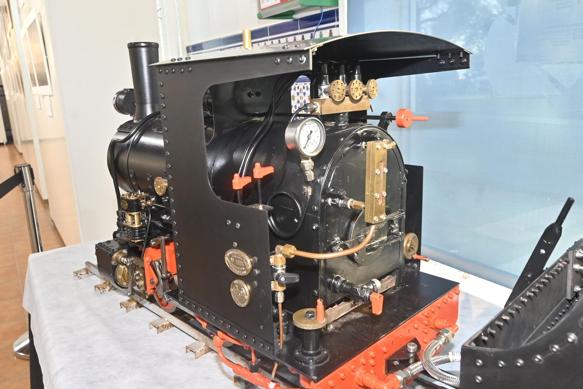 Maqueta de la exposición. Fabricada en Alemania por Krauss y Cia., es una locomotora similar a la locomotora 'Grao', empleada en el Ferrocarril de les Serretes. Foto: Manolo Nebot
