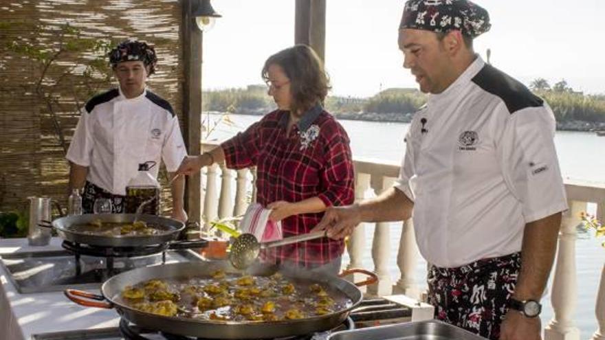 La chef canadiense junto al jefe de cocina de Casa Salvador.