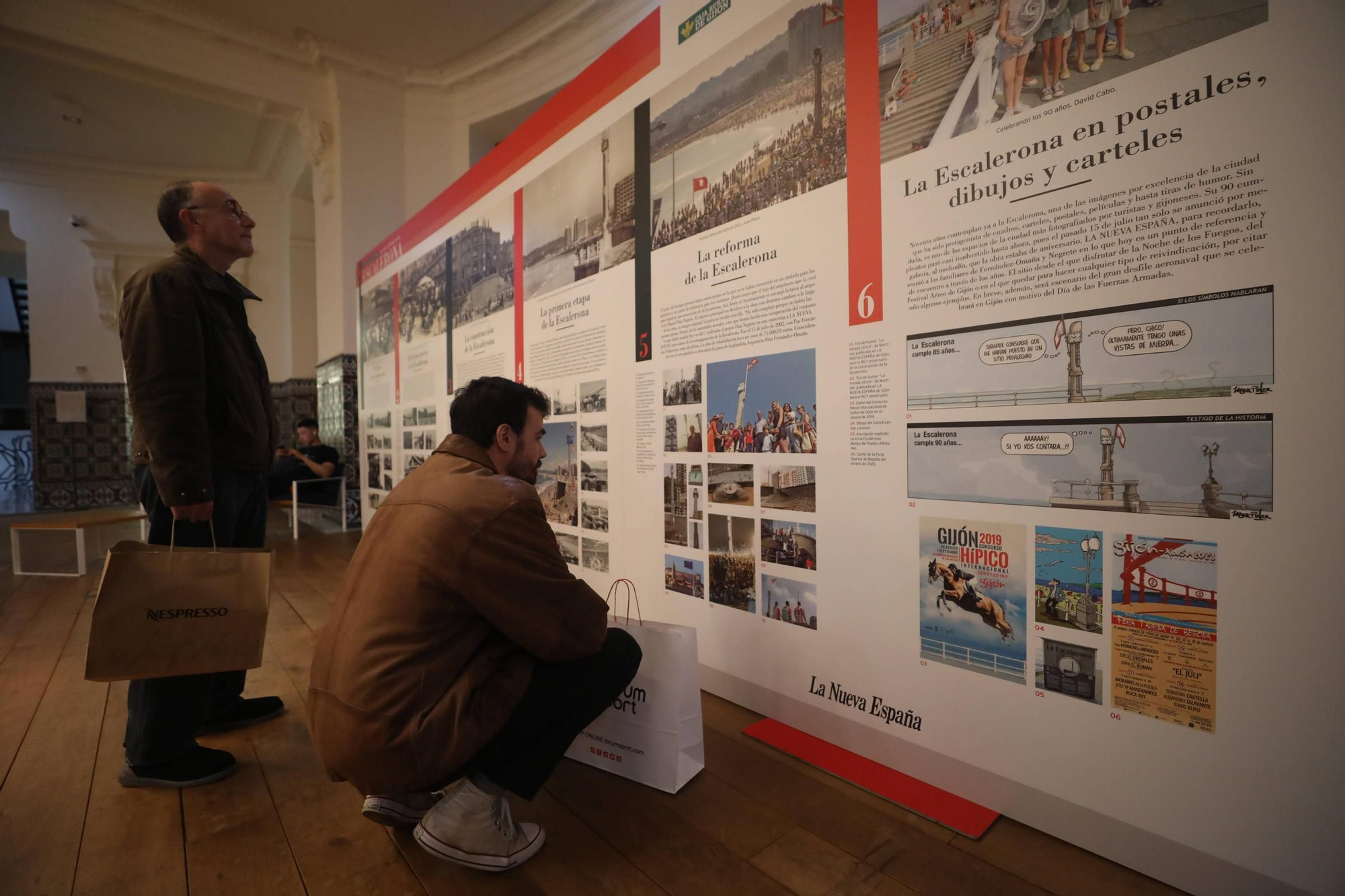 Visitantes en la exposición "Guardianes del tiempo" porganizada por LA NUEVA ESPAÑA