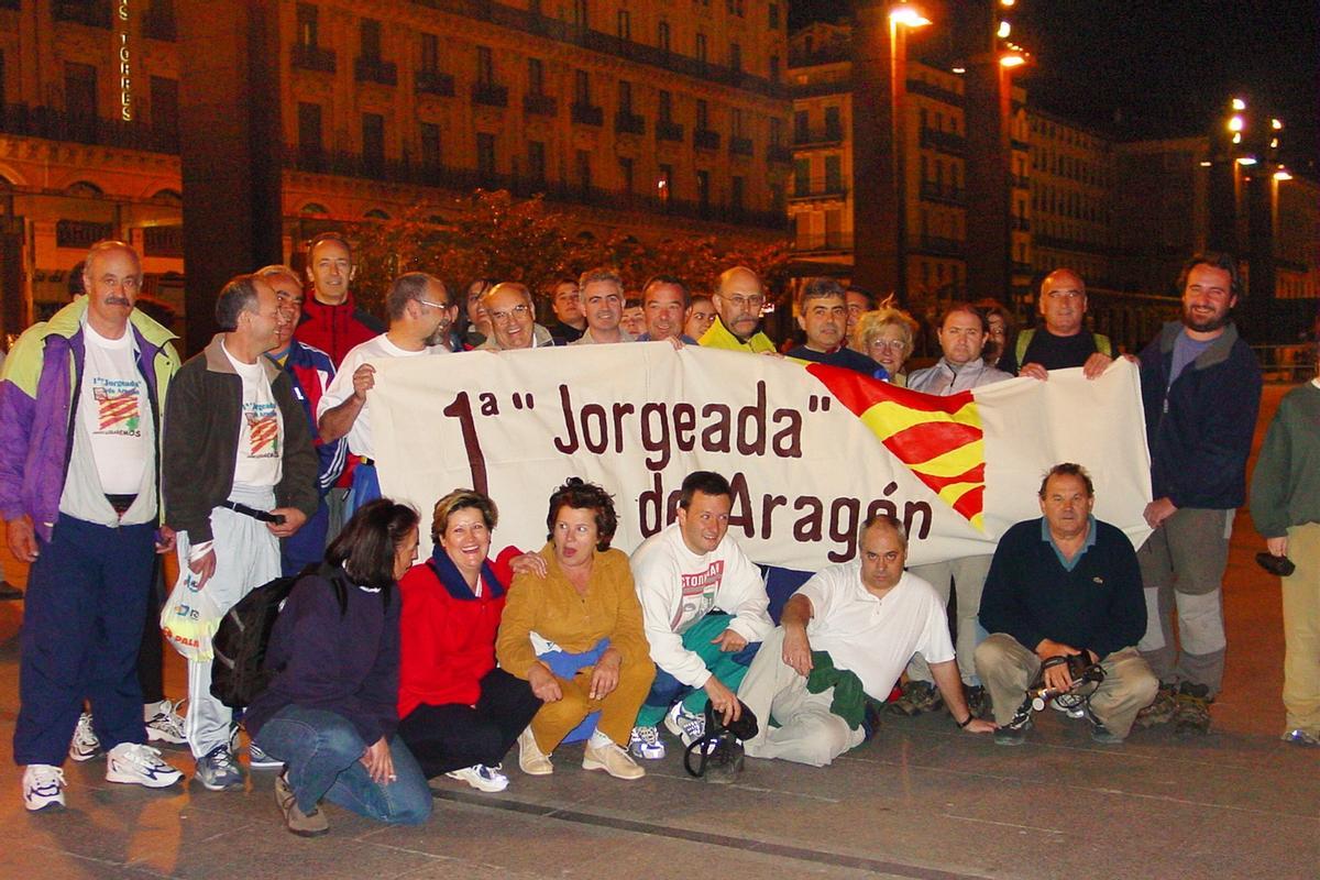 Los primeros valientes que salieron de la plaza del Pilar el 23 de abril del 2002 antes de arrancar esa aventura que perdura.