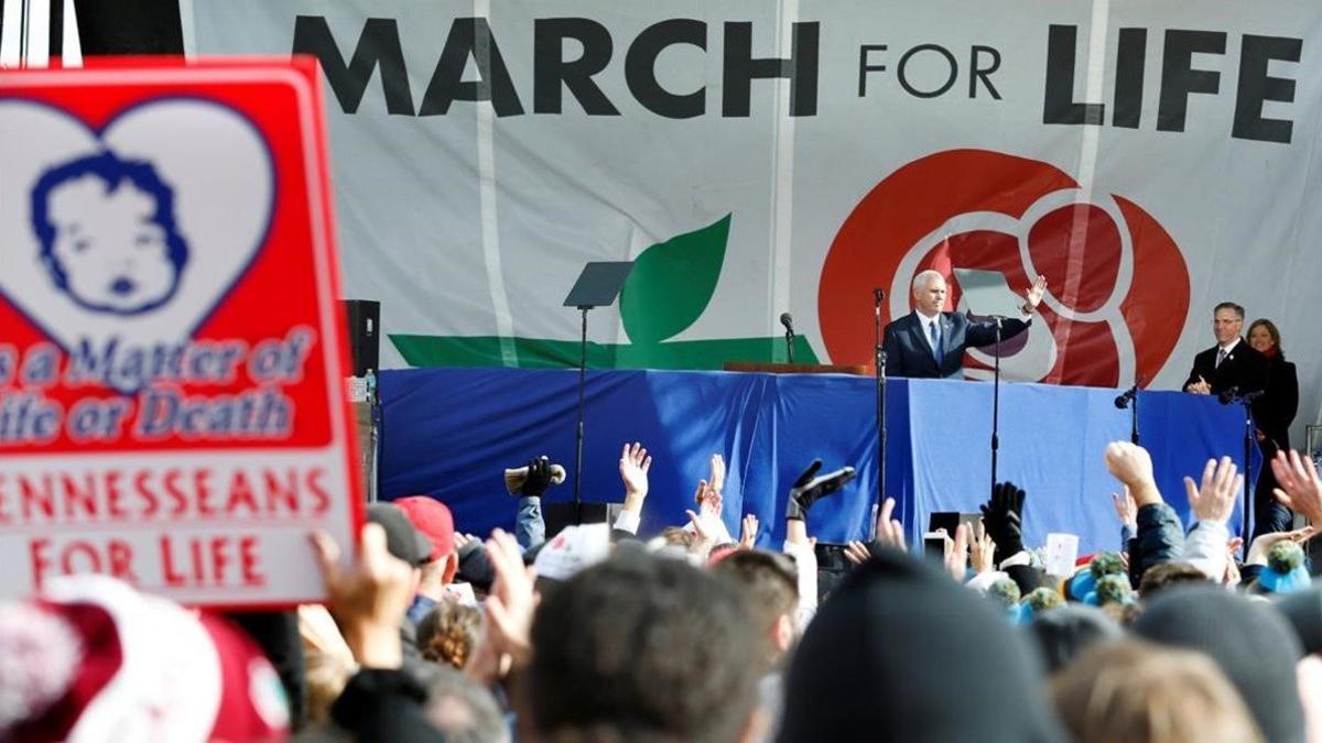 Mike Pence saluda a los manifestantes en la anual Marcha por la Vida en Washington, el 27 de enero.