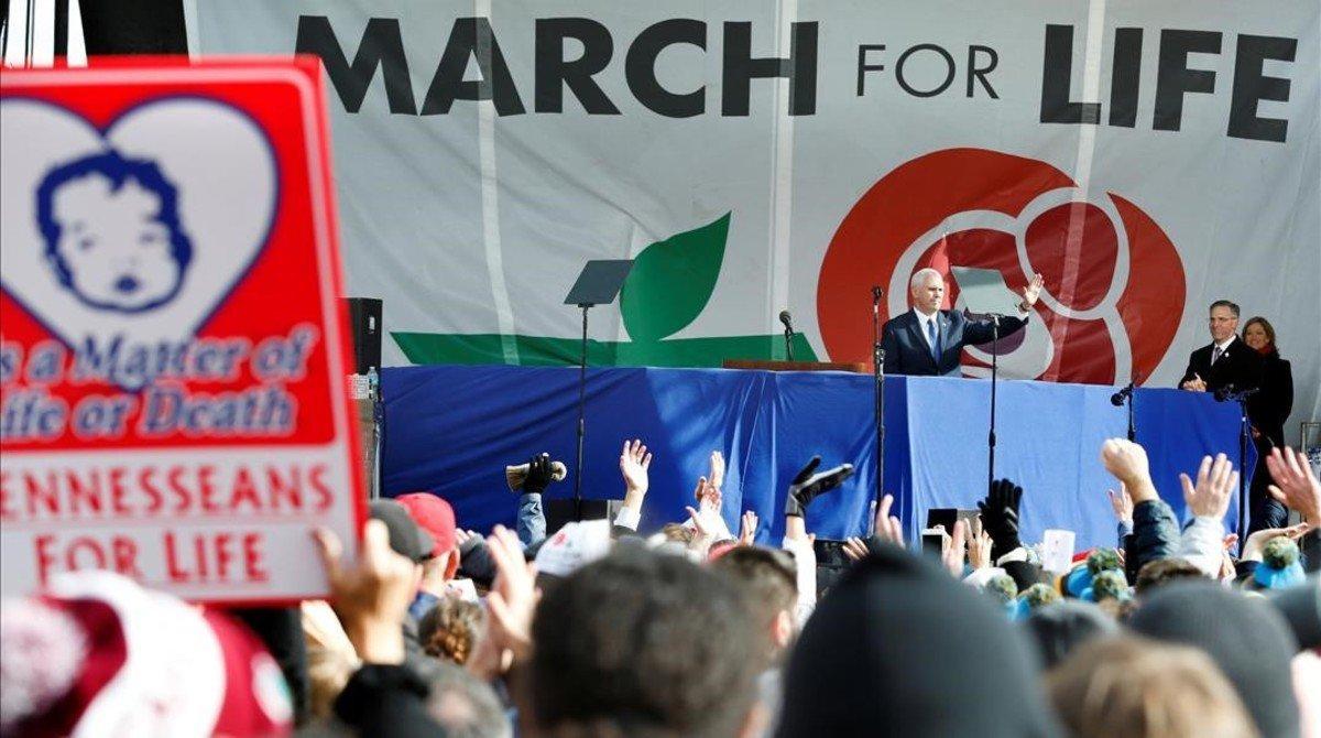 mbenach37068116 u s  vice president mike pence waves at the annual march for170127203757