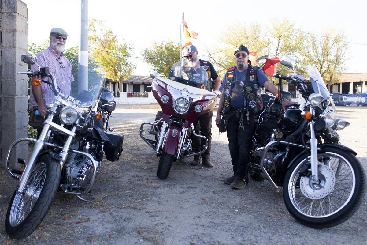 Manu, Bibi y Juankar, un grupo de amigos moteros presentes en la concentración motera de los Buitres Leonaos.