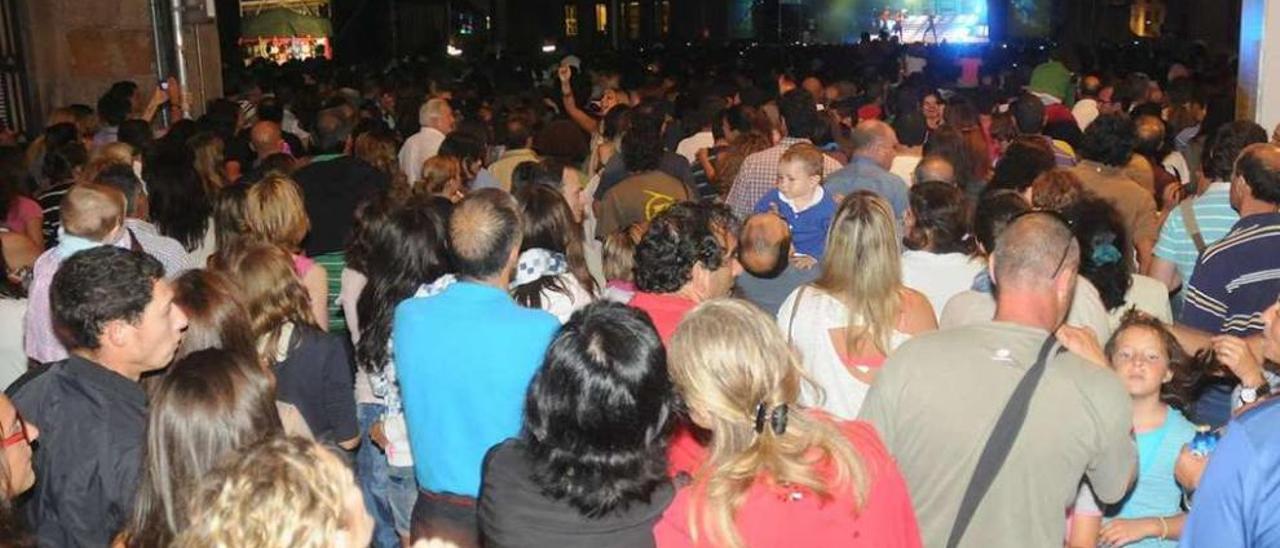 Público congregado en la plaza de España, durante una actuación musical de las fiestas. // R. Vázquez