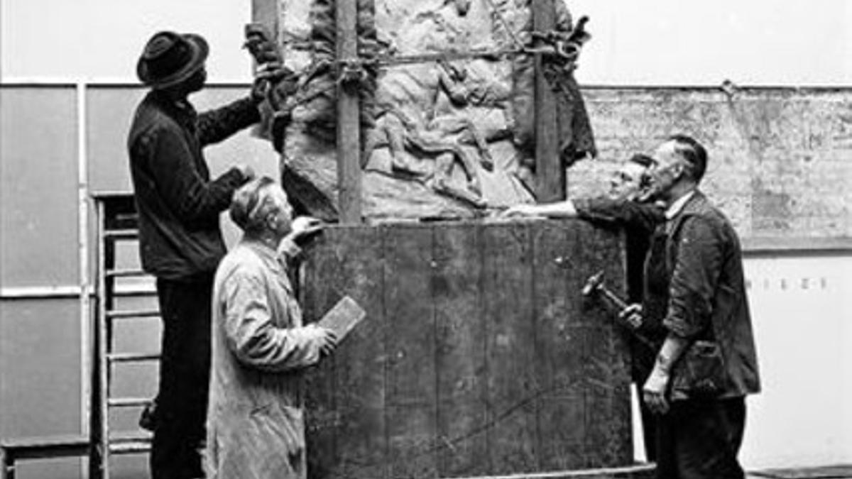 Lord Elgin, en el centro, con los relieves del Partenón recién llegados a Londres.