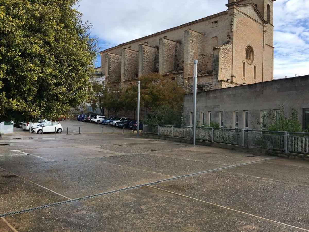 Emplazamiento del futuro Casal de Barri junto a la iglesia.