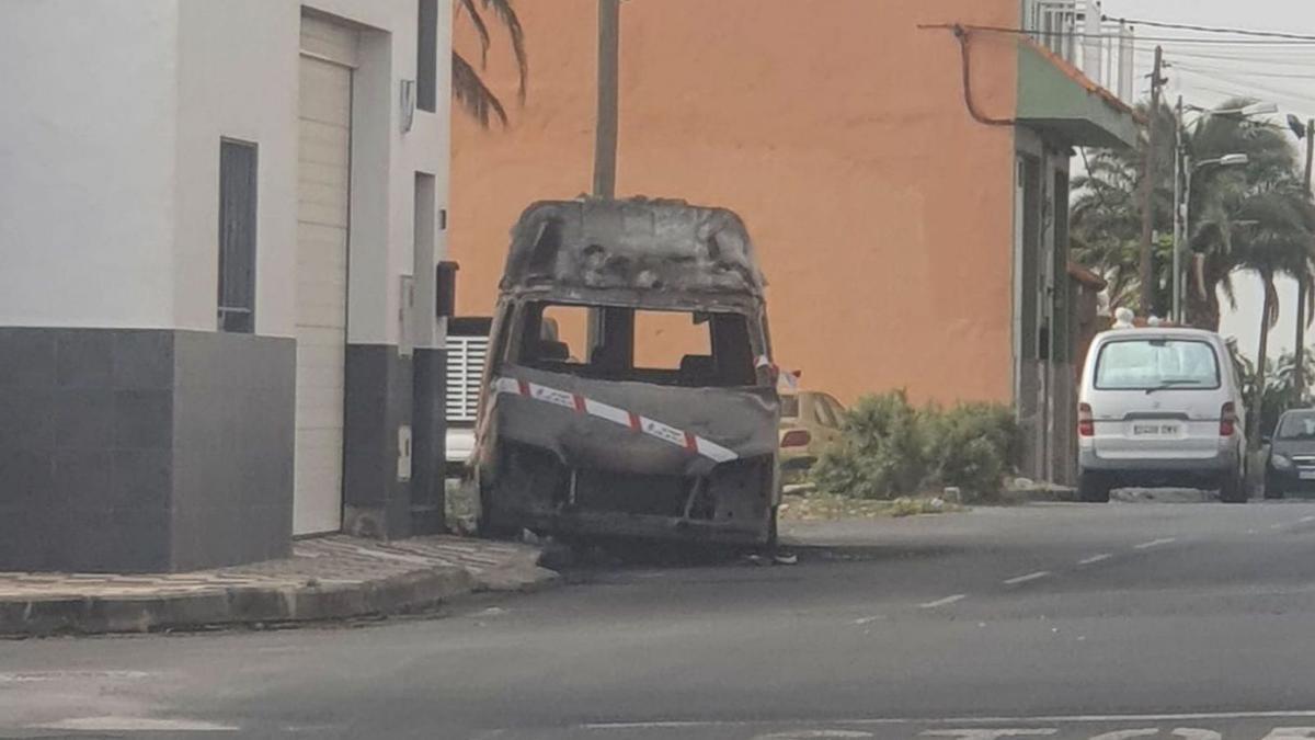 Un furgón calcinado en un incendio registrado en la localidad de Aldea Blanca. | | LP/DLP