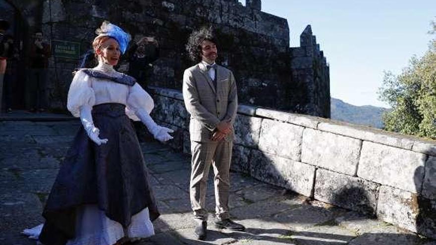 Los asistentes al acto de inauguración, ayer, en el patio de armas del castillo. A la izquierda, María Vinyals y el Doctor Lluria reciben a los visitantes. // J. Lores