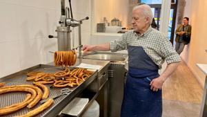 Zoilo Fernández, medio siglo friendo churros a un paso de la plaza de Alonso Martínez (Madrid).