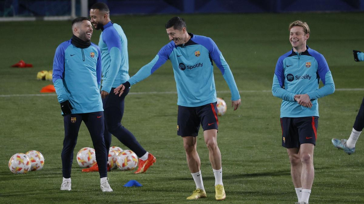 RIAD (ARABIA SAUDÍ), 11/01/2023.- Los jugadores del FC Barcelona (i-d) Jordi Alba, Memphis Depay, Robert Lewandowski y Frenkie De Jong participan en el entrenamiento de este miércoles en el Estadio Prince Faisal en Riad, Arabia Saudí, en la víspera del encuentro de semifinales de la Supercopa de España ante el Real Betis en el Estadio Internacional Rey Fahd. EFE/ Juan Carlos Cárdenas