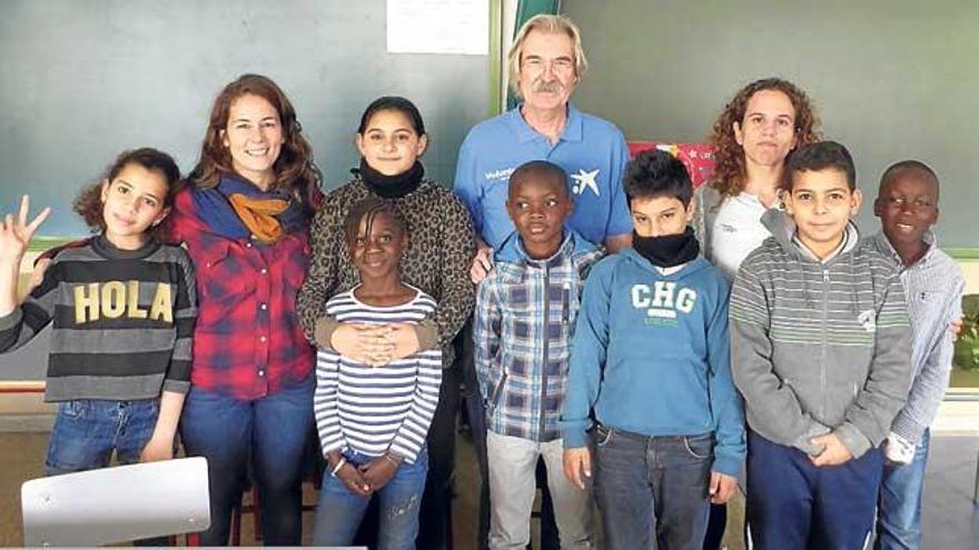 Niños del programa, con un voluntario de La Caixa.