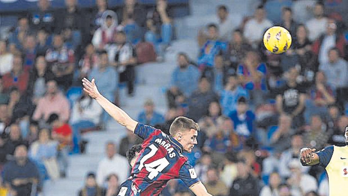 Maras pugna por un balón aéreo contra el Amorebieta.