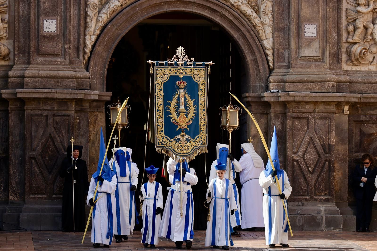 En imágenes | Emoción y mucho público en la procesión de las palmas de Zaragoza