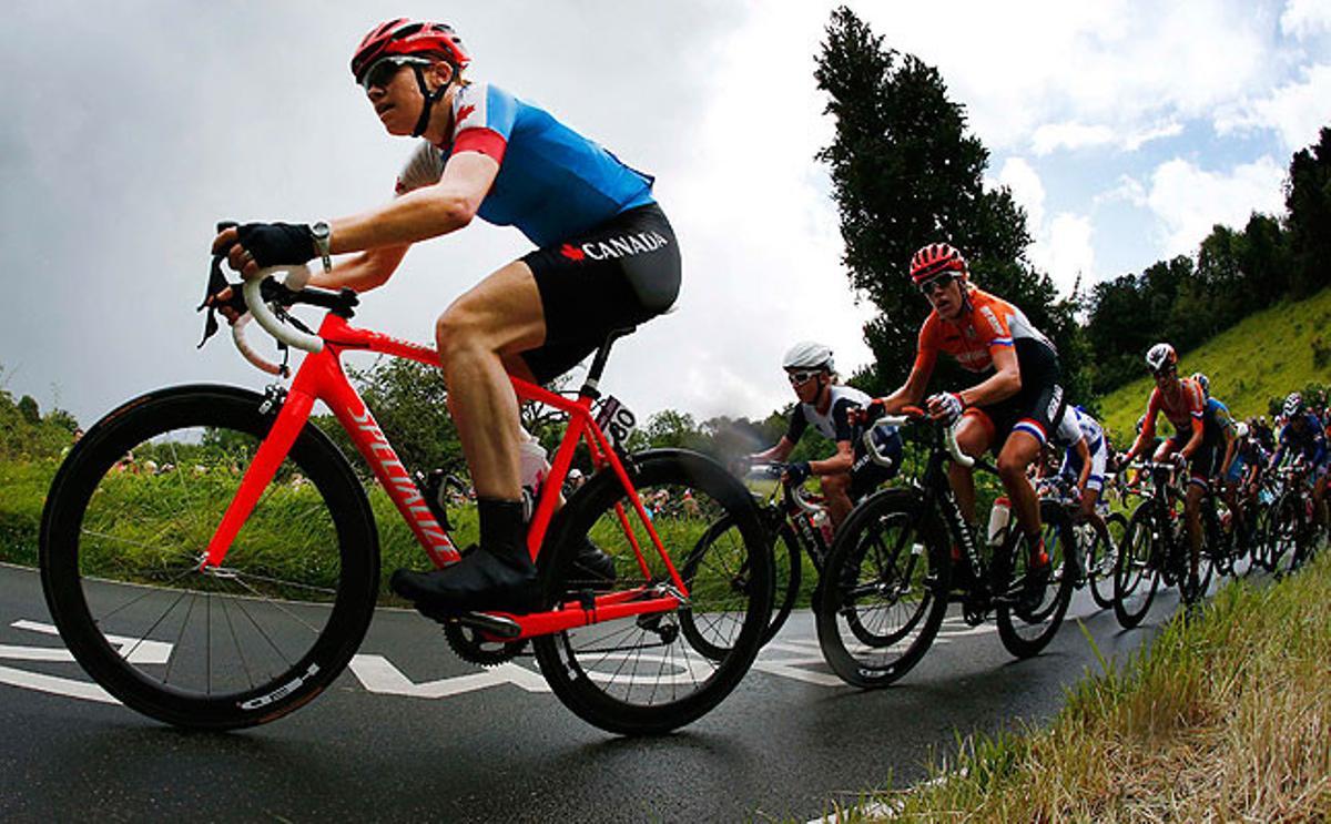 La canadenca Clara Hughes encapçala la carrera de ciclisme femení a Box Hill.