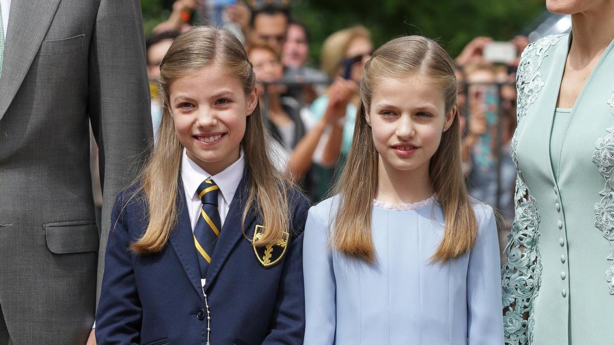 La princesa Leonor, de azul en la comunión de su hermana