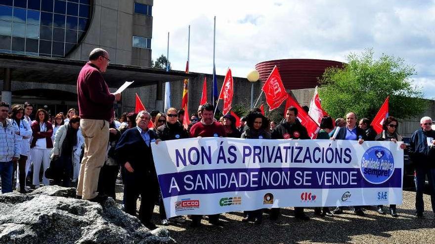 Una de las concentraciones de los trabajadores del Hospital Comarcal do Salnés.  // Iñaki Abella