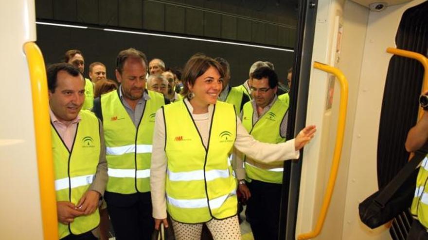 La consejera de Fomento y Vivienda, Elena Cortés, entra en uno de los vagones de un coche del metro de Málaga, junto a Ruiz Espejo y García Cebrian.