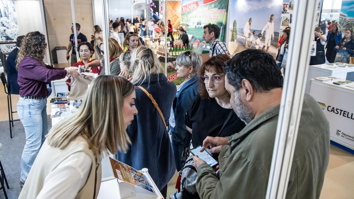 Varios visitantes, en los stands de Aratur 2025.