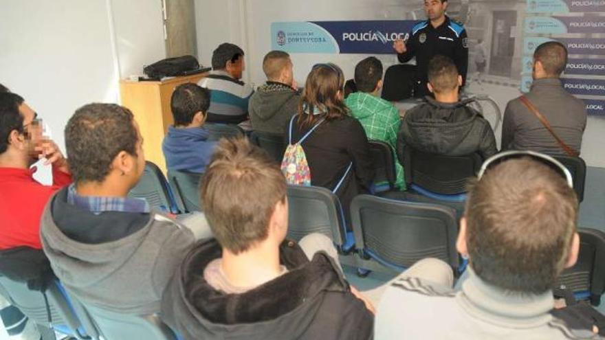 Los jóvenes que participan en el curso escuchan las explicaciones del policía Antonio Duarte. // R. Vázquez