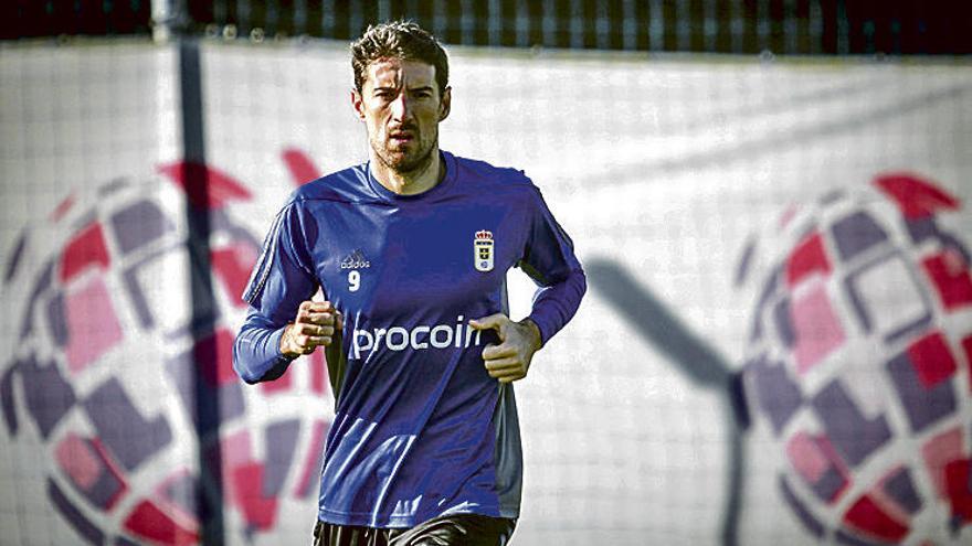 Toché, al margen del grupo, en el entrenamiento de ayer.