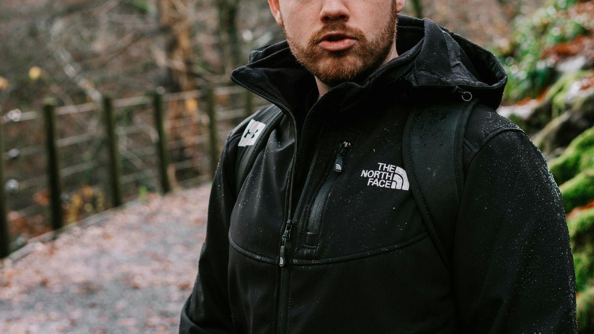 Amazon rebaja al mínimo el abrigo The North Face más buscado para combatir las lluvías y el frío (y este es el por qué)