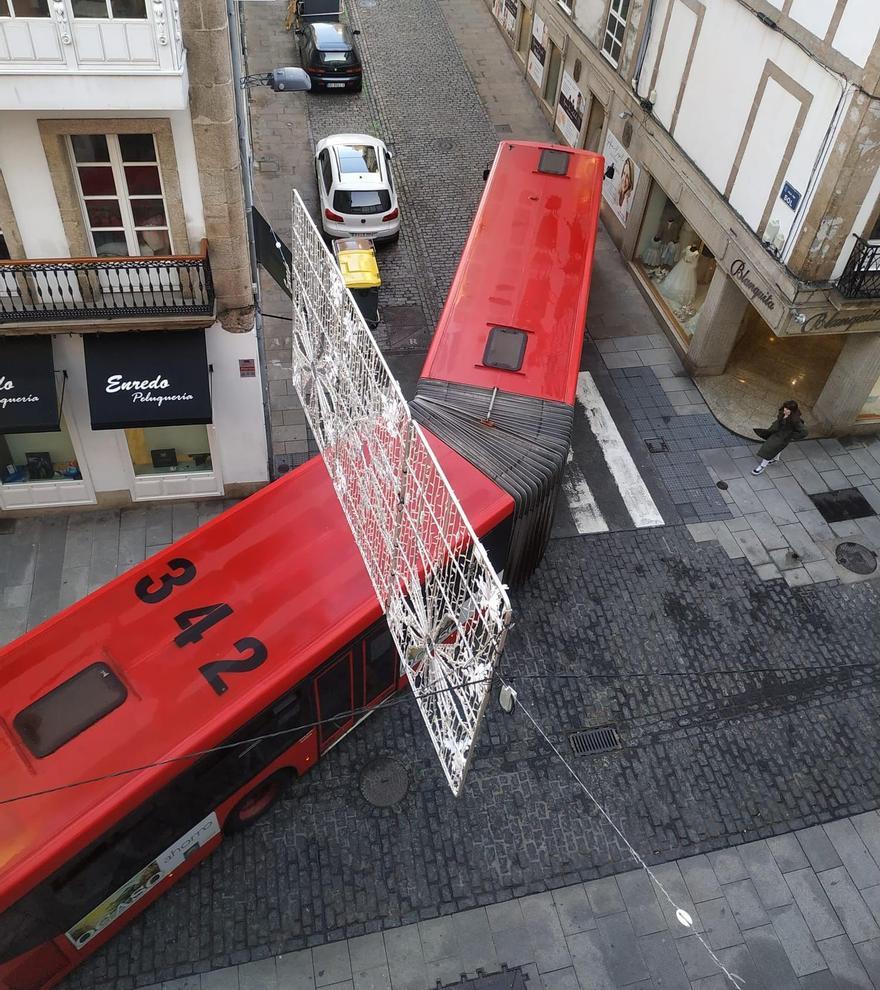 El autobús articulado realiza el giro en el cruce entre calle Sol y San Andrés, en A Coruña.