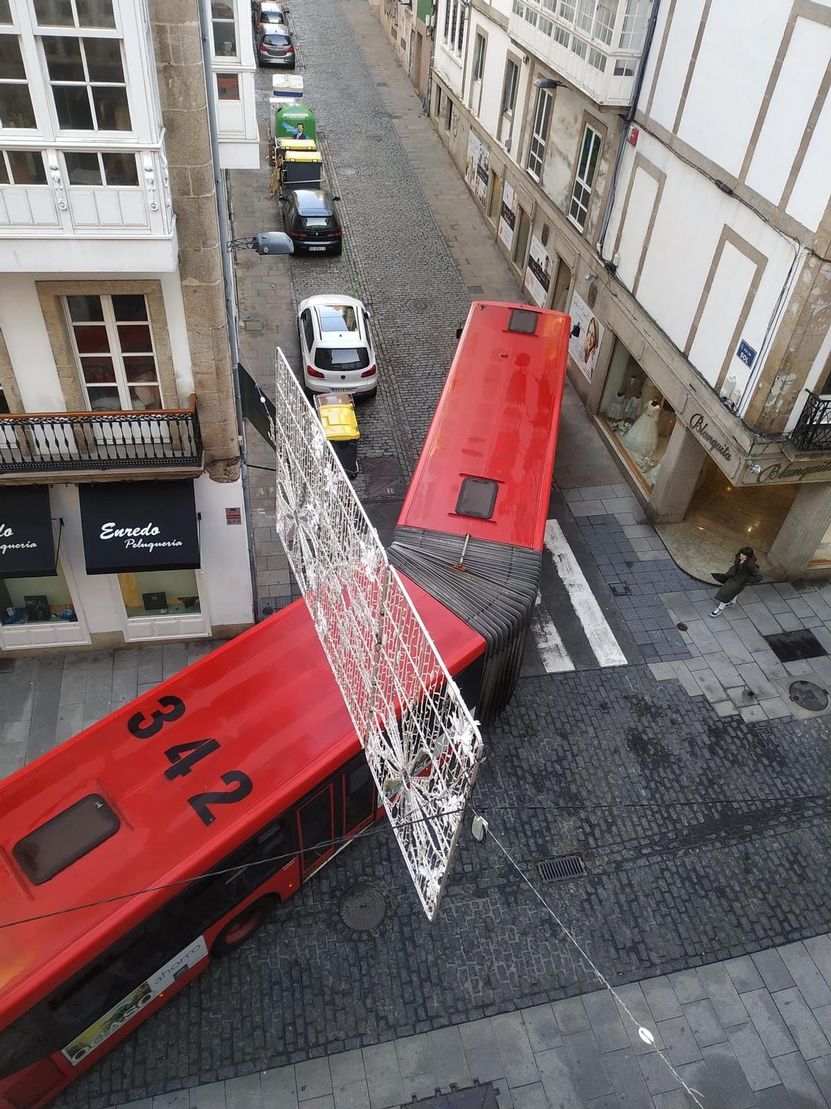 El autobús articulado realiza el giro en el cruce entre calle Sol y San Andrés, en A Coruña.