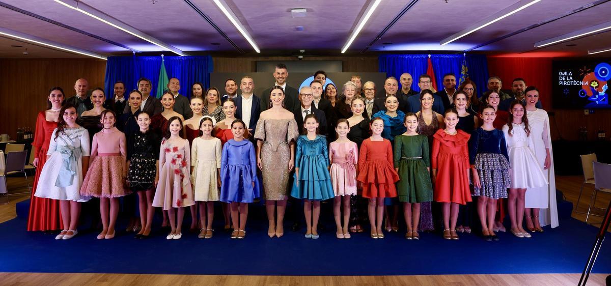 Falleras mayores y corte, con los pirotécnicos