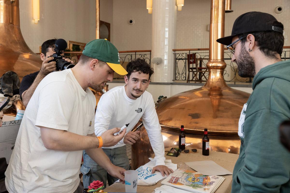 Firmas del grupo musical The Tyets durante el Sant Jordi Musical en la Antiga Fàbrica Estrella Damm de Barcelona, este miércoles 23 de abril.