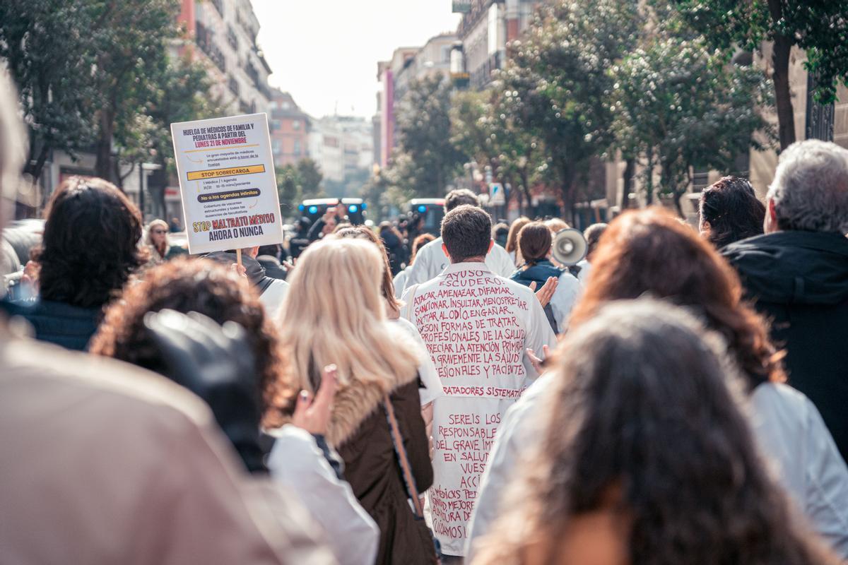 Médicos y pediatras de Atención Primaria se manifiestan entre la Consejería y la sede de la Comunidad de Madrid. 