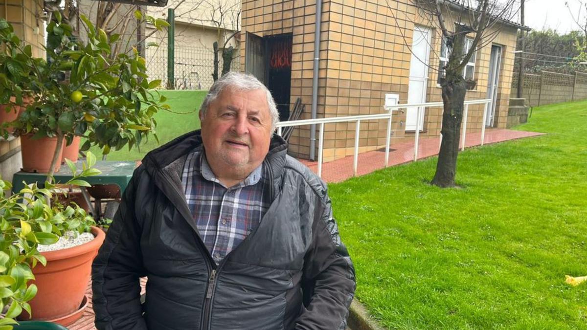 José Arbesú, en la zona de jardín de su casa de Bobes.